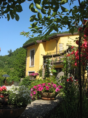 The Watermill at Posara for painting, creative writing, knitting, and Italian language holidays/vacations/workshops, Tuscany, Italy. 